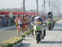 北京五輪のマラソン競技で、選手と併走しながら撮影を行う中継用バイクの様子