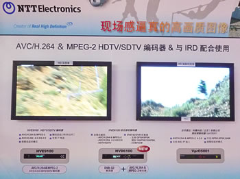 写真「HVE9100とHVD6100を組み合わせて、低レート（6Mbps）でHD映像を伝送する展示の様子」
