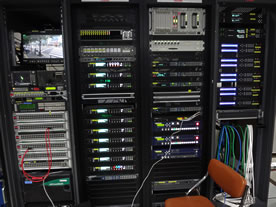 KBS大邱局の機材ラックにNTTエレクトロニクスのコーデック装置が設置されている様子